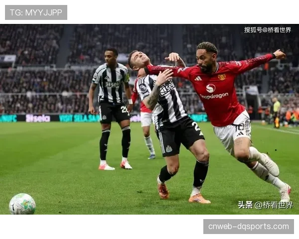 场边镜头：纽卡斯尔联助教向球员频繁展示战术板，示意阵型回收